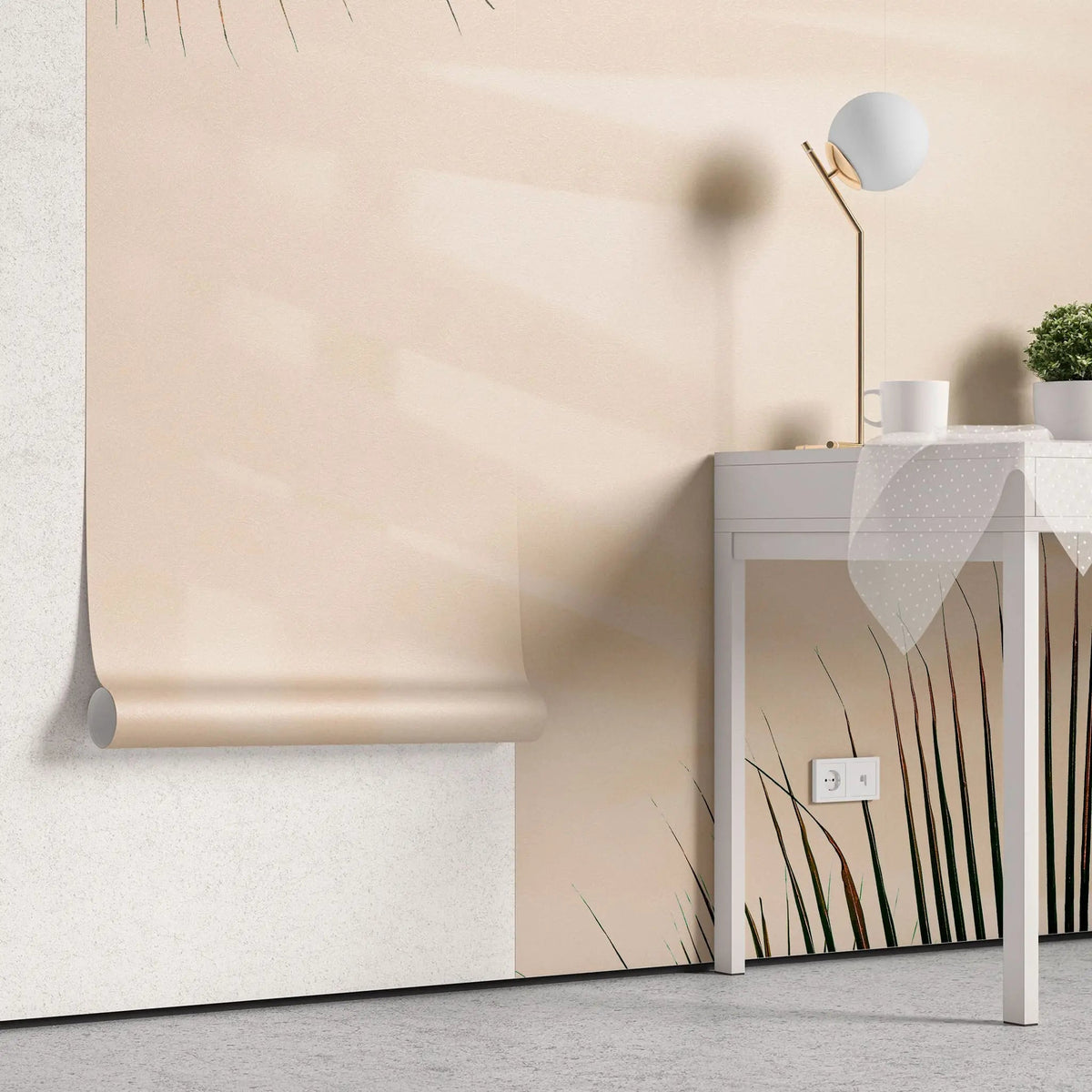 Tapet tropical personalizat cu frunze de palmier verzi si umbrele lor pe un fundal rose nude nude palm