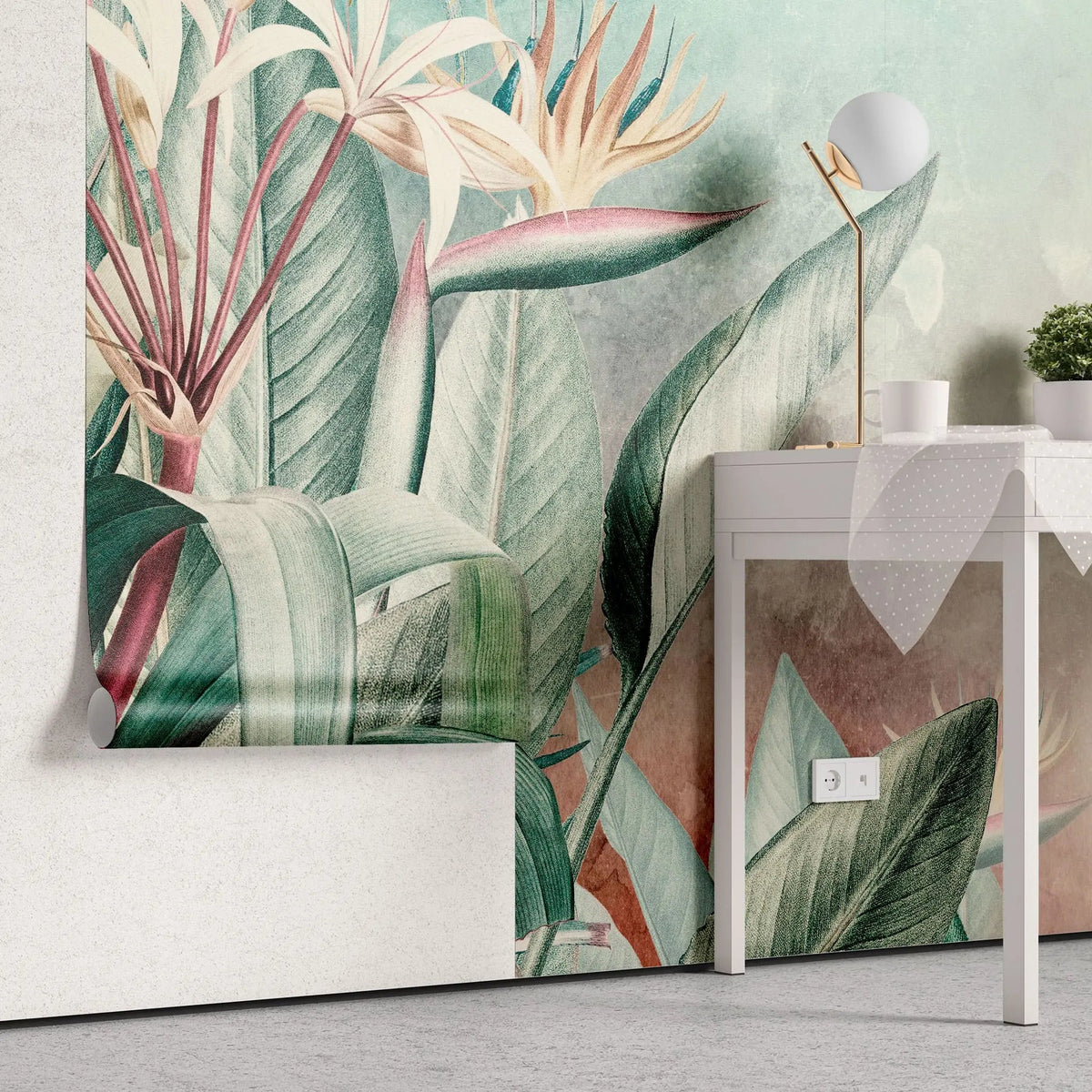 Tapet tropical personalizat cu flori si frunze tropicale planta paradisului pe un fundal calm pictat in nuantele rasaritului de roz albastru scenic tropical flowers