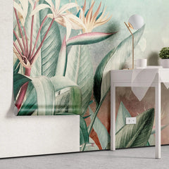 Tapet tropical personalizat cu flori si frunze tropicale planta paradisului pe un fundal calm pictat in nuantele rasaritului de roz albastru scenic tropical flowers