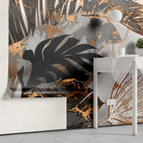 Tapet tropical personalizat cu frunze tropicale de monstera palmier apak si palmier belmore cu efect de marmura neagra cu insertii de bronz pe un fundal de marmura alba tropical marble