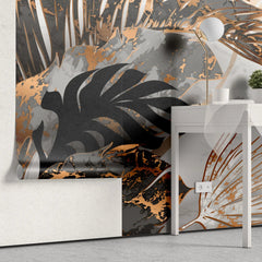Tapet tropical personalizat cu frunze tropicale de monstera palmier apak si palmier belmore cu efect de marmura neagra cu insertii de bronz pe un fundal de marmura alba tropical marble