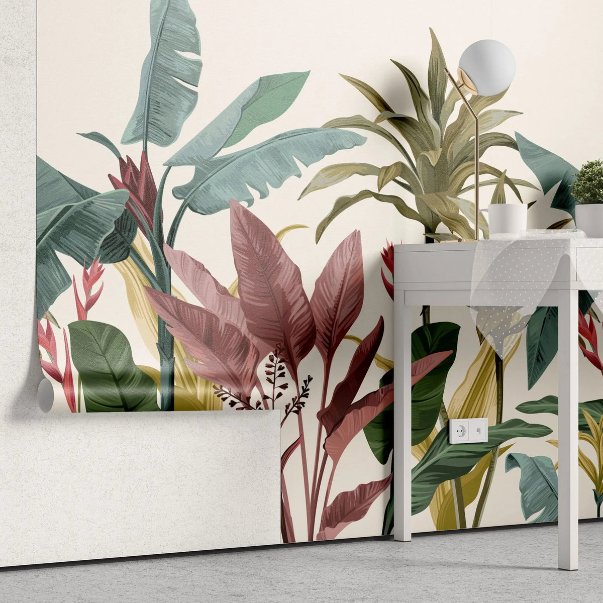 Tapet tropical personalizat vesel cu frunze tropicale de bananier si dracaena pragrans colorate in nuante de verde rozaliu si galben pe un fundal deschis tropical vibe