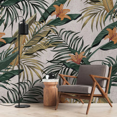 Tapet tropical personalizat cu flori tropicale de crin salbatic printre frunze de palmier si plante tropicale cu fundal bej texturat wild lilium