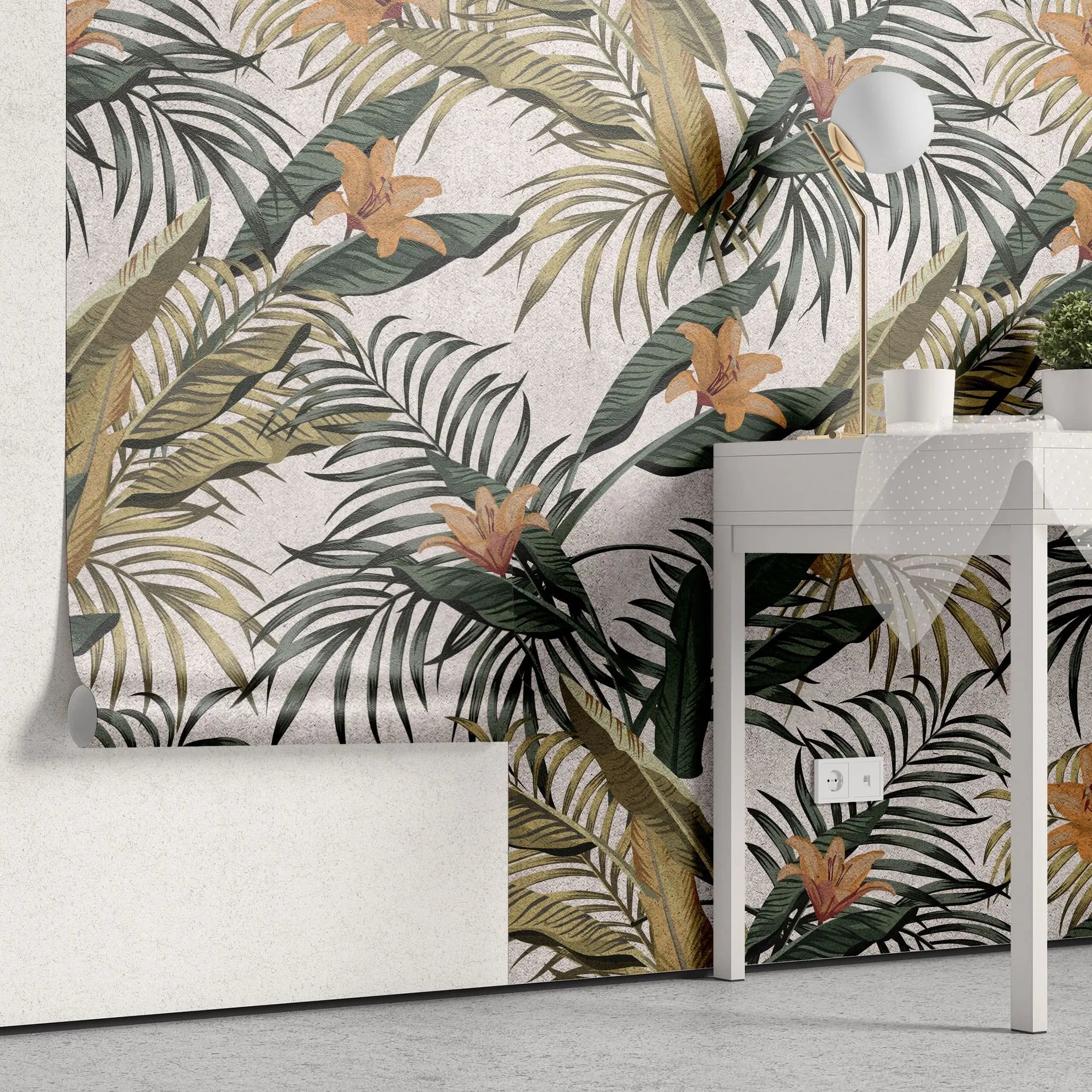 Tapet tropical personalizat cu flori tropicale de crin salbatic printre frunze de palmier si plante tropicale cu fundal bej texturat wild lilium
