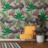 Tapet personalizat tropical cu fluturi si pasari roz printre frunze verzi tropicale pe un fundal deschis pink butterlflies