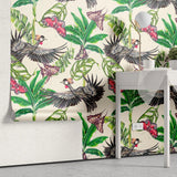 Tapet personalizat tropical cu fluturi si pasari roz printre frunze verzi tropicale pe un fundal deschis pink butterlflies