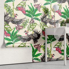 Tapet personalizat tropical cu fluturi si pasari roz printre frunze verzi tropicale pe un fundal deschis pink butterlflies
