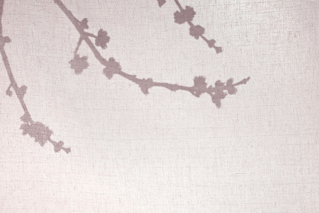 Tapet Zen Oriental cu umbre de cires pe material textil - LINEN SHADOWS