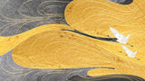 Tapet Japandi cu model abstract japonez in nuante aurii si negre si egrete in zbor - WINDY GOLDEN  SKY