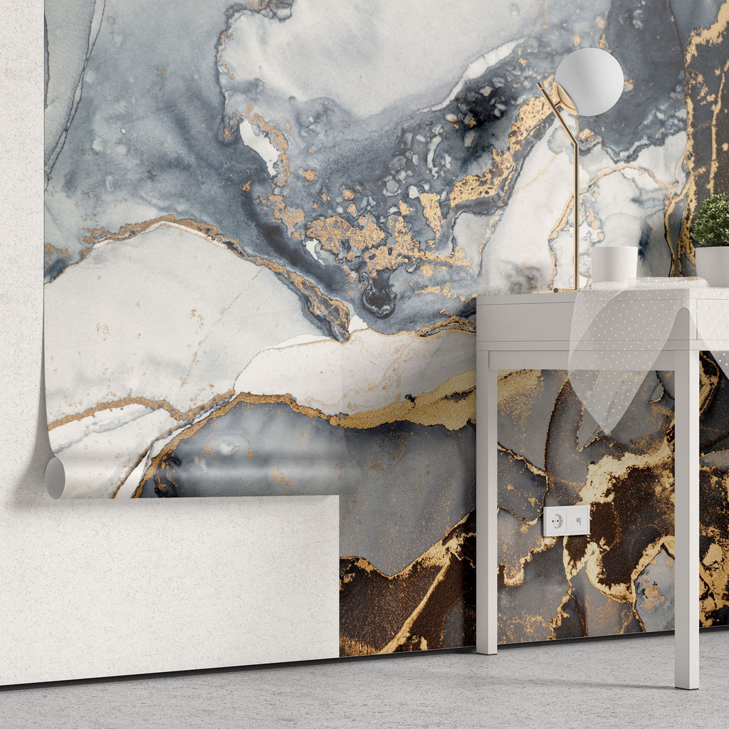 Tapet personalizat marble cu marmura in nuante fumurii cu accente aurii pouring glitter