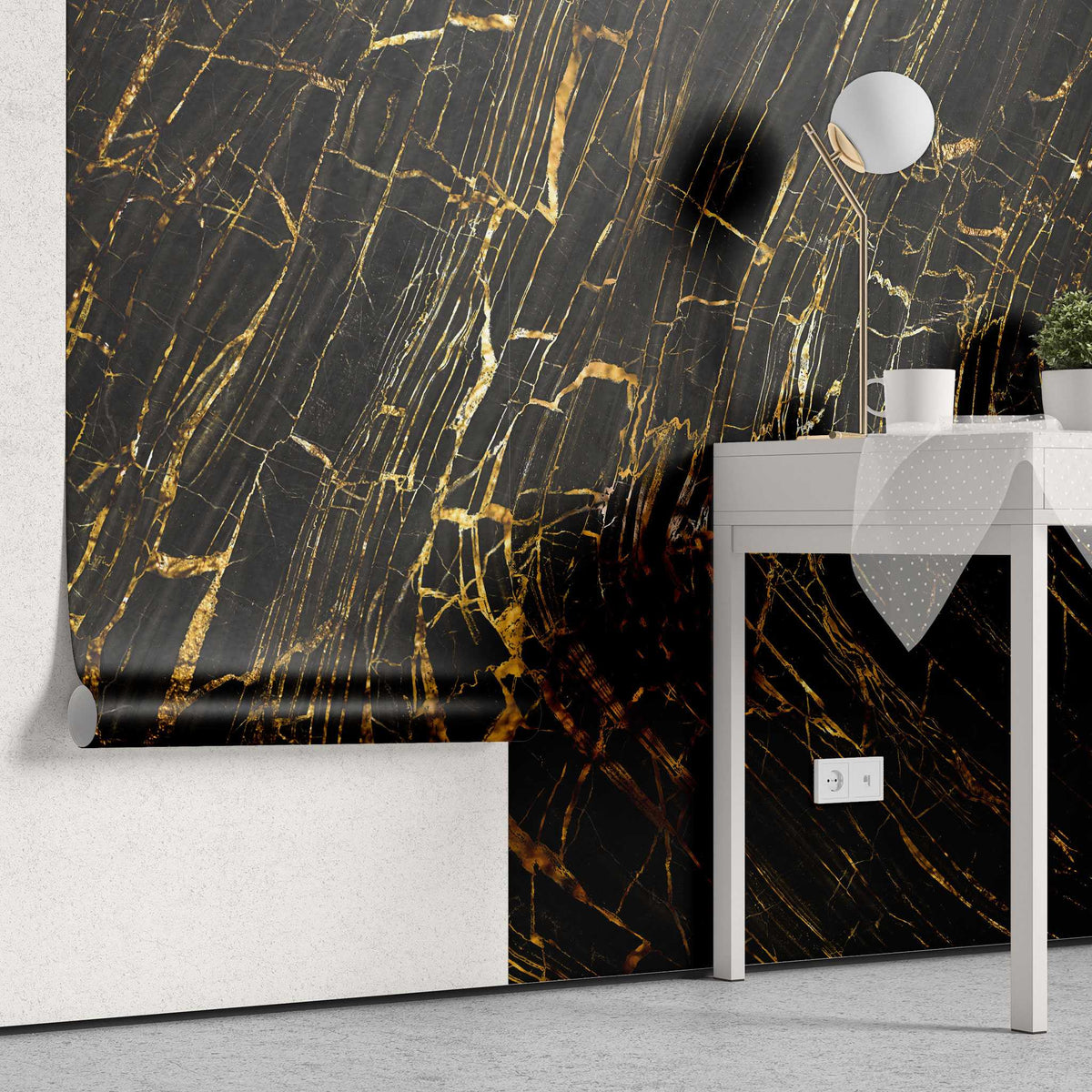Tapet personalizat marble in nuante de negru cu insertii aurii golden lava