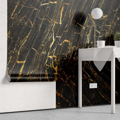 Tapet personalizat marble in nuante de negru cu insertii aurii golden lava
