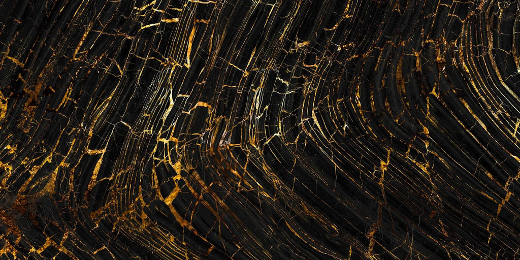 Tapet personalizat marble in nuante de negru cu insertii aurii golden lava