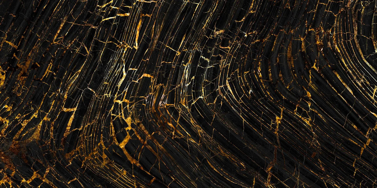Tapet personalizat marble in nuante de negru cu insertii aurii golden lava