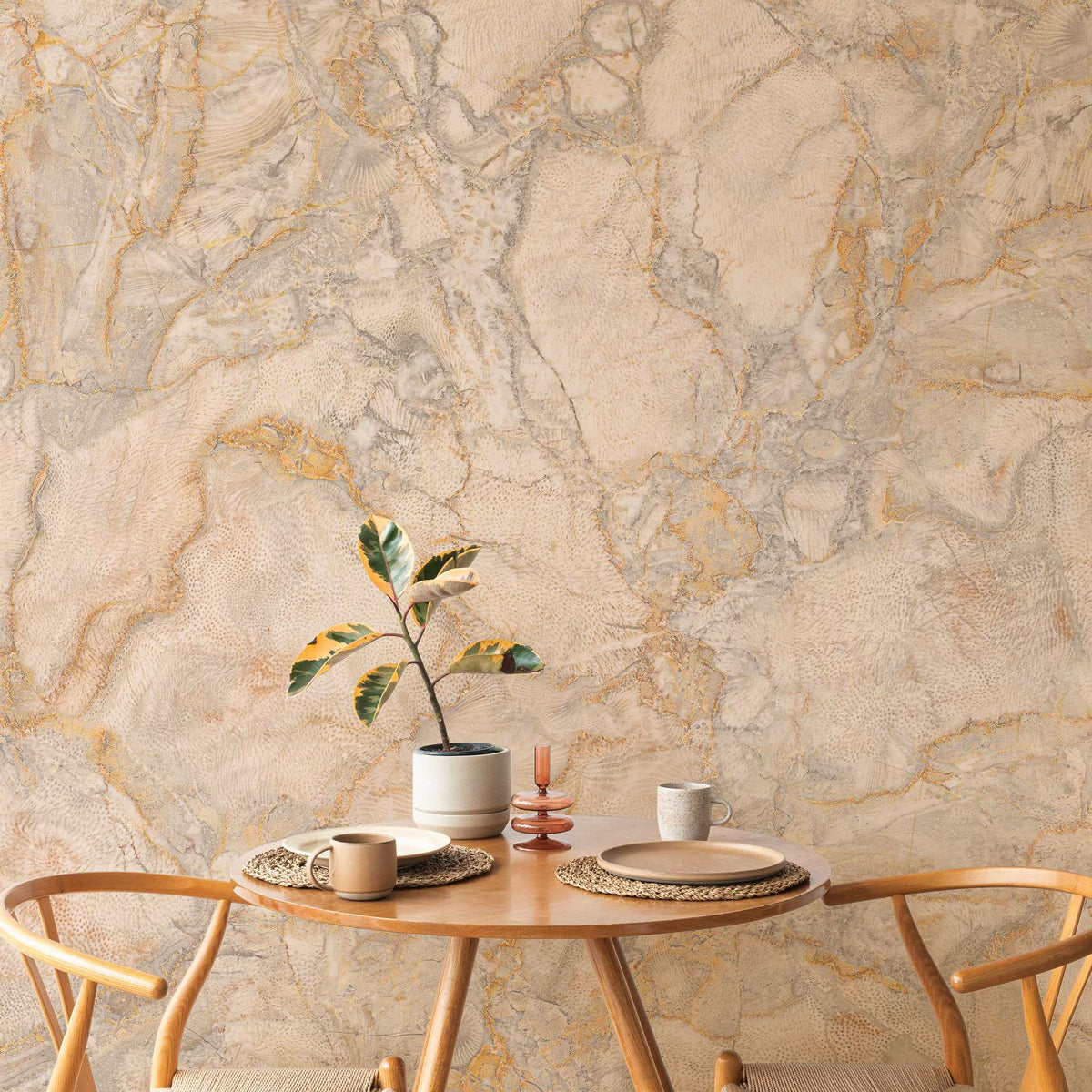 Tapet personalizat marble in nuante bej aurii alaska gold