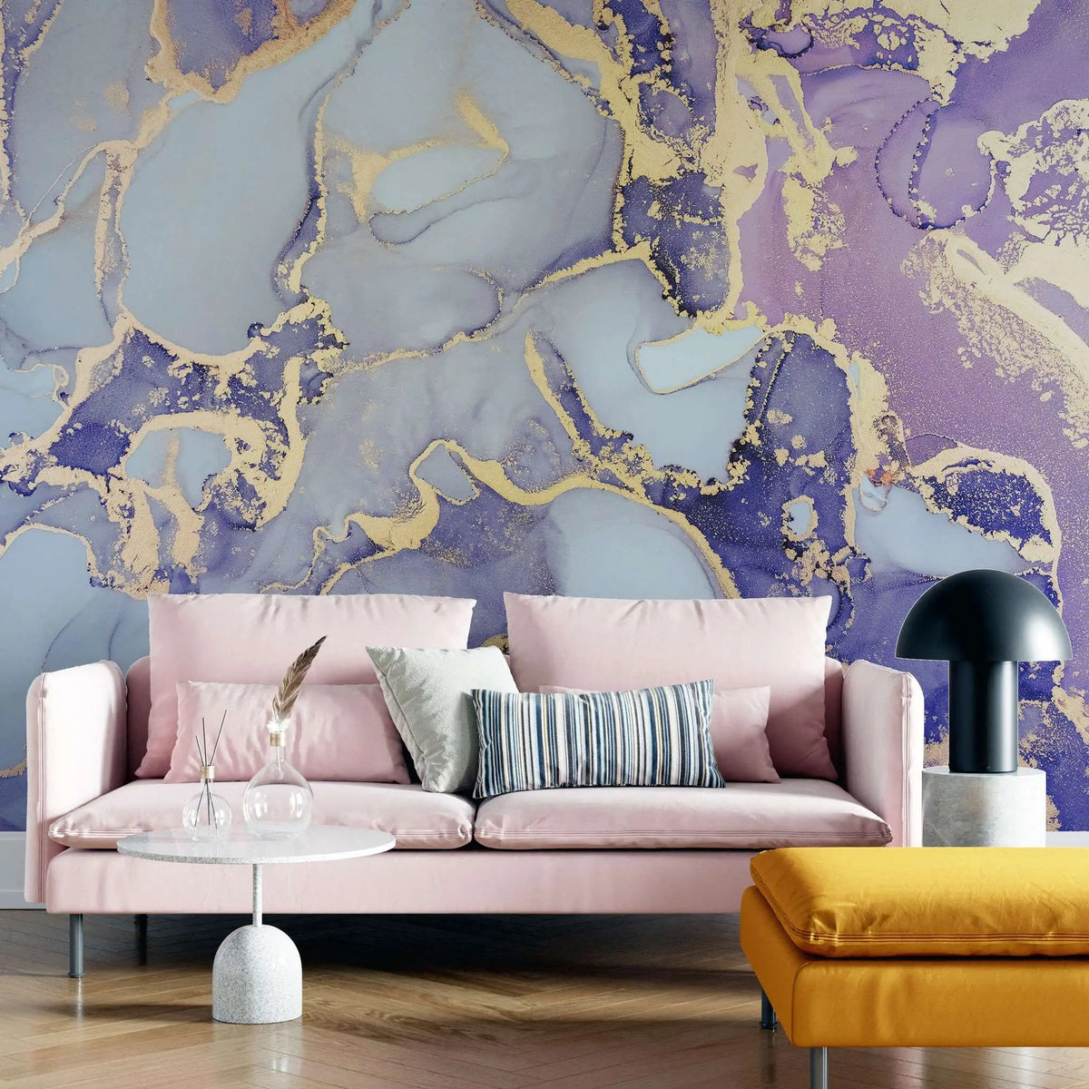 Tapet personalizat marble in nuante de mov cu insertii aurii purple nebula