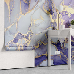 Tapet personalizat marble in nuante de mov cu insertii aurii purple nebula
