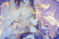 Tapet personalizat marble in nuante de mov cu insertii aurii purple nebula