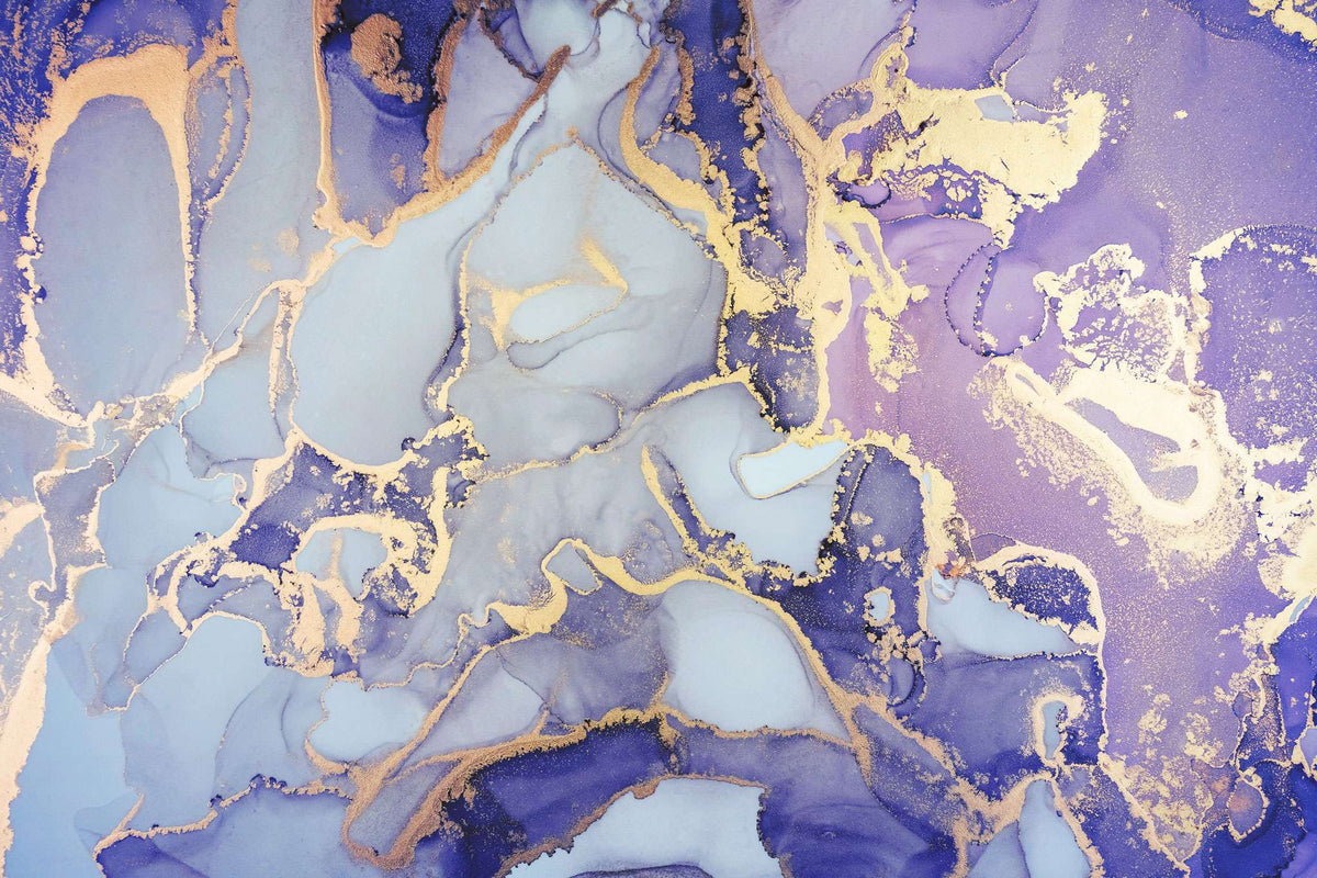 Tapet personalizat marble in nuante de mov cu insertii aurii purple nebula