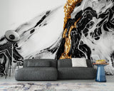 Tapet personalizat marble cu o textura de piatra asemanatoare lavei solidificate cu nuante aurii si negre pentru un impact vizual puternic gold lava