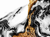 Tapet personalizat marble cu o textura de piatra asemanatoare lavei solidificate cu nuante aurii si negre pentru un impact vizual puternic gold lava