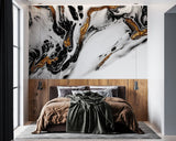 Tapet personalizat marble cu un design fluid de marmura predominant auriu si alb evocand rafinament fluid gold