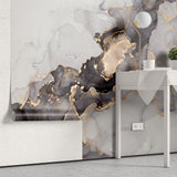 Tapet personalizat marble cu o textura de marmura in tonuri de negru si gri cu insertii aurii aramii ce adauga un accent artistic brassy ink