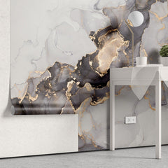 Tapet personalizat marble cu o textura de marmura in tonuri de negru si gri cu insertii aurii aramii ce adauga un accent artistic brassy ink