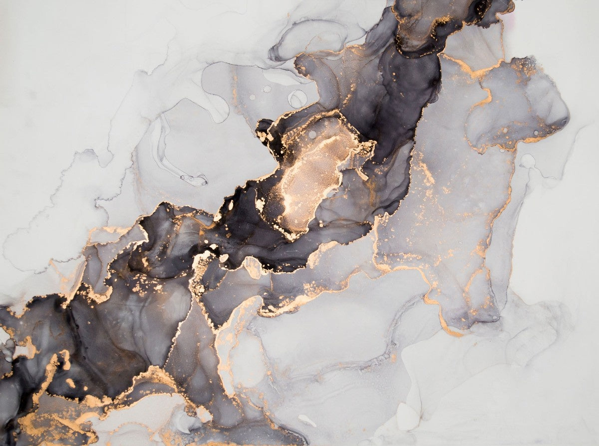 Tapet personalizat marble cu o textura de marmura in tonuri de negru si gri cu insertii aurii aramii ce adauga un accent artistic brassy ink