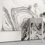 Tapet personalizat marble cu o marmura neagra cu insertii albe si gri asemanatoare cernelii ce adauga eleganta clasica spatiului white ink ii