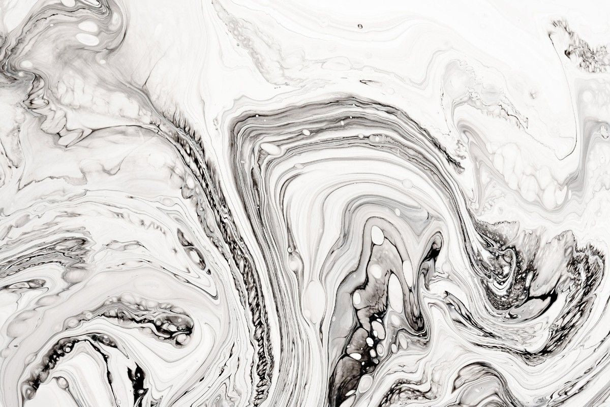 Tapet personalizat marble cu o marmura neagra cu insertii albe si gri asemanatoare cernelii ce adauga eleganta clasica spatiului white ink ii