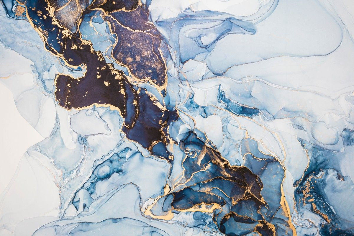 Tapet personalizat marble cu o marmura in nuante profunde de albastru inchis cu accente luminoase pentru un aspect sofisticat midnight blue