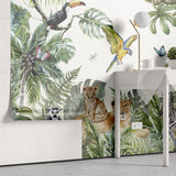 Tapet personalizat jungla amazoniana pentru copii cu vegetatie tropicala si animale exotice printre care girafe zebre lei elefanti maimute fluturi si papagali colorati pe fundal alb lion's den