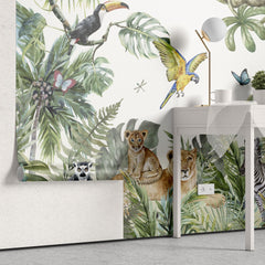 Tapet personalizat jungla amazoniana pentru copii cu vegetatie tropicala si animale exotice printre care girafe zebre lei elefanti maimute fluturi si papagali colorati pe fundal alb lion's den