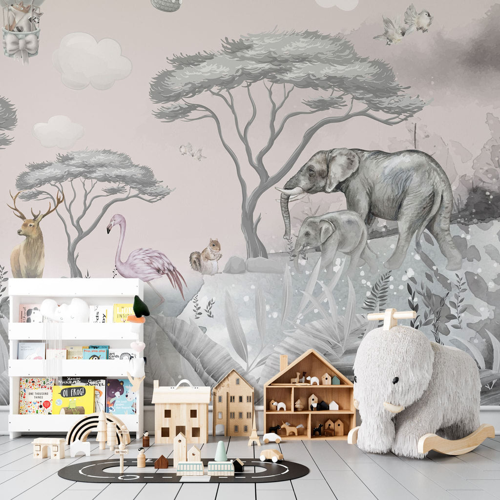 Tapet personalizat lumea animalelor pentru copii cu jungla gri cu cer roz pastel si girafe cerbi caprioare elefanti flamingo veverite pasari si baloane cu aer cald pastel pink jungle