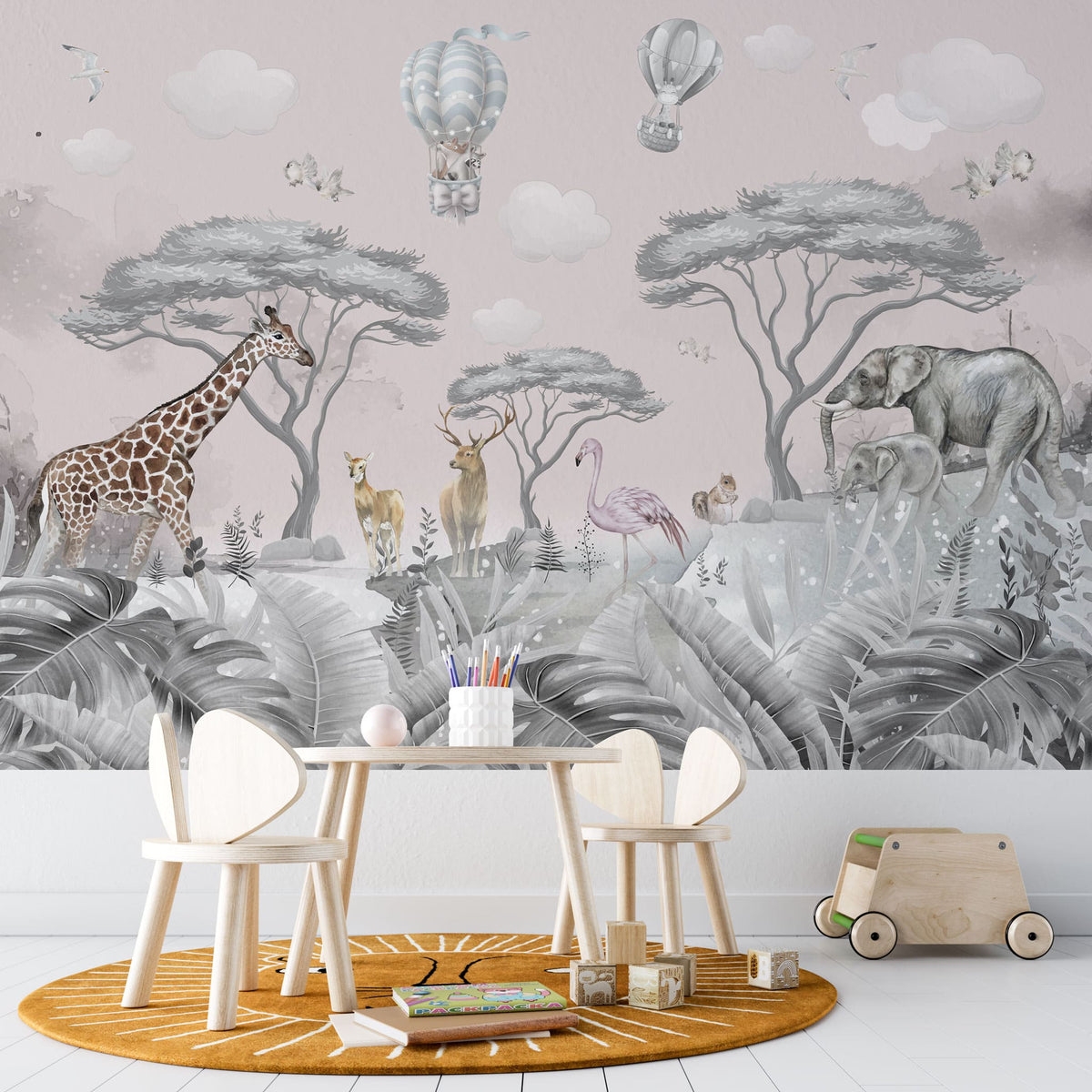 Tapet personalizat lumea animalelor pentru copii cu jungla gri cu cer roz pastel si girafe cerbi caprioare elefanti flamingo veverite pasari si baloane cu aer cald pastel pink jungle