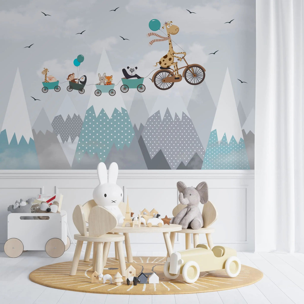 Tapet personalizat lumea animalelor pentru copii cu animale zburand deasupra muntilor over the mountains