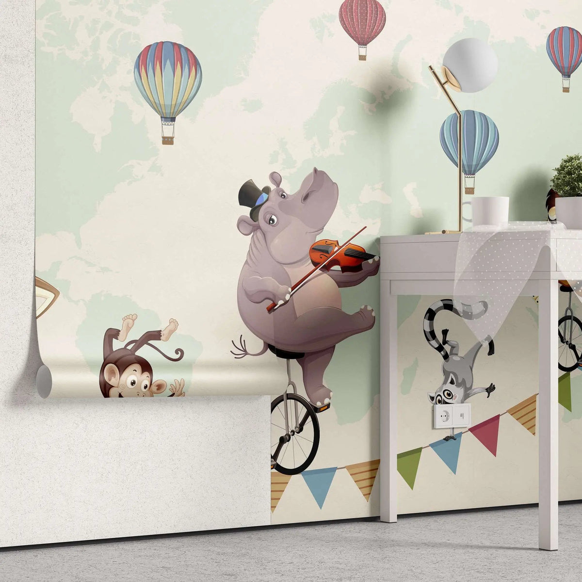 Tapet personalizat lumea animalelor pentru copii cu baloane cu aer cald si animale pe biciclete mergand pe un fir cu stegulete colorate pe fundalul hartii lumii circus map