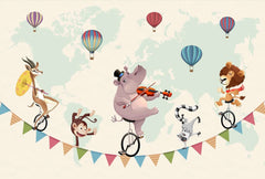 Tapet personalizat lumea animalelor pentru copii cu baloane cu aer cald si animale pe biciclete mergand pe un fir cu stegulete colorate pe fundalul hartii lumii circus map