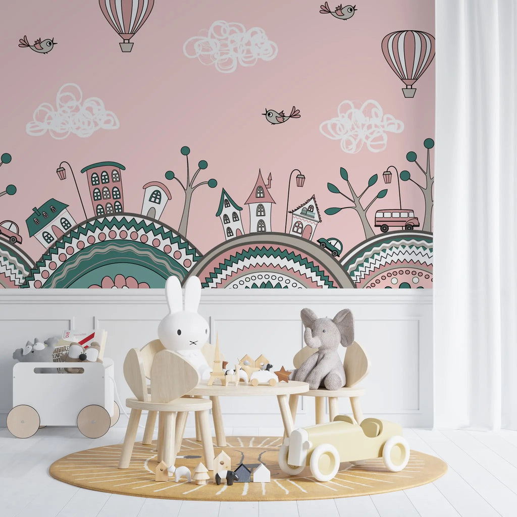 Tapet personalizat micii exploratori pentru copii cu baloane cu aer cald deasupra orasului roz pink city