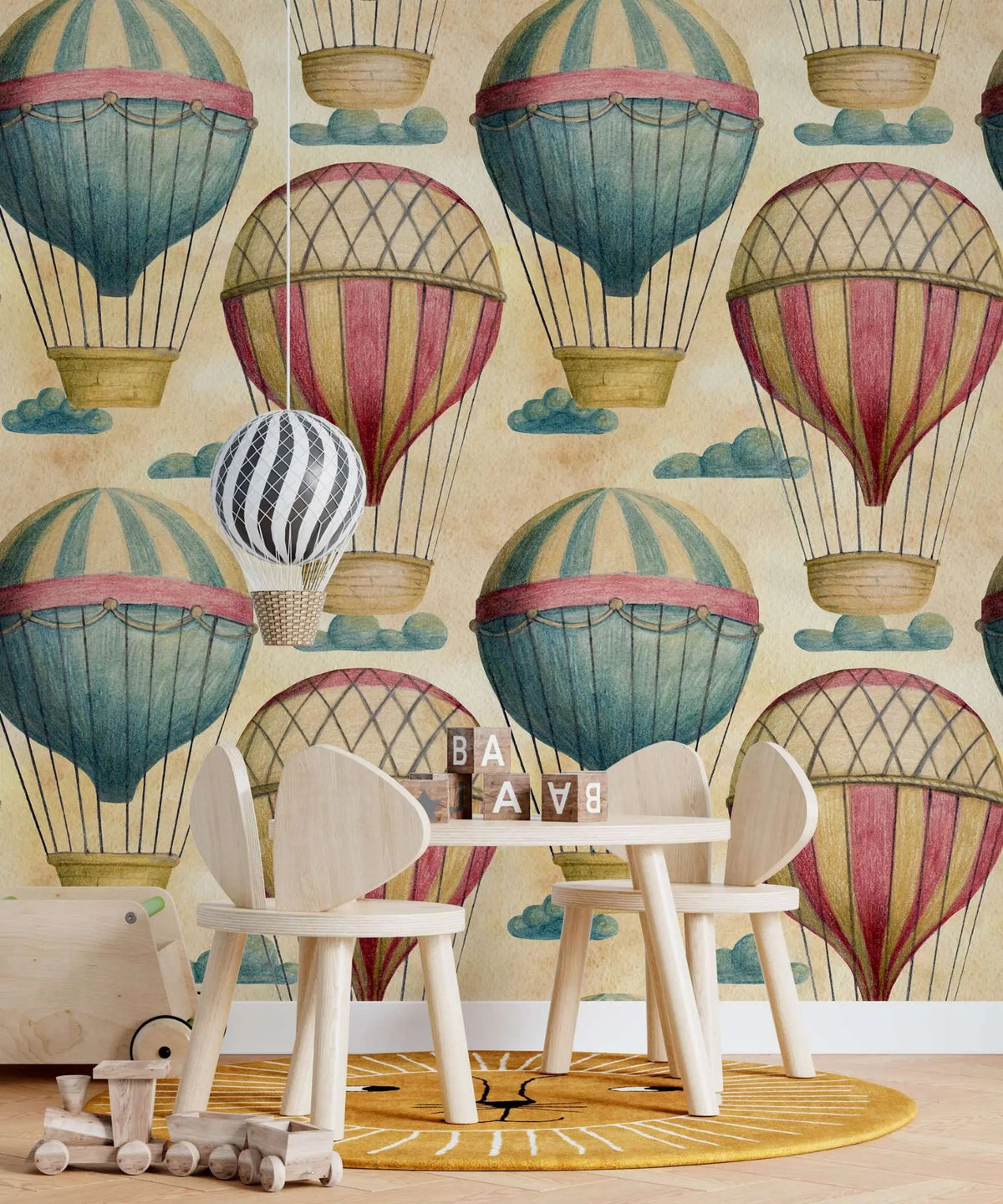 Tapet personalizat micii exploratori pentru copii cu baloane cu aer cald colorate in creion plutind printre nori crayon baloons