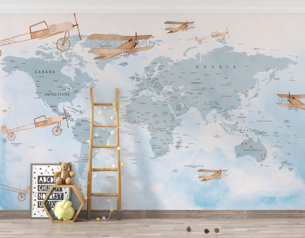 Tapet Personalizat Micii Exploratori cu avioane peste harta lumii in nuante de albastru deschis - LIGHT BLUE PLANES MAP