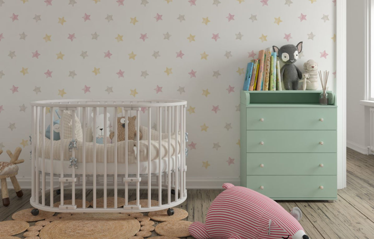 Tapet Personalizat Inspiratie Scandinava pentru Copii cu pattern de stelute gri, aurii si roz pe fundal alb - CRAYON STAR PATTERN