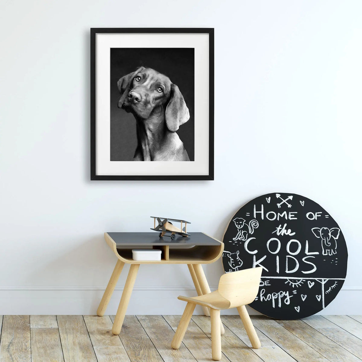 Tablou cu rama destinat copiilor care reprezinta o pictura moderna alb negru a unui caine vizsla dragalas vizsla dog
