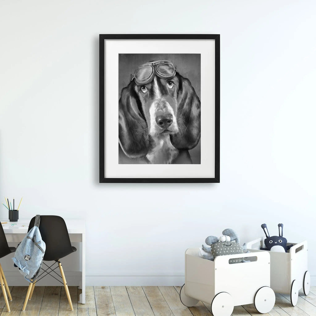 Tablou cu rama destinat copiilor care reprezinta o pictura moderna alb negru a unui caine maro dragut purtand o casca de pilot schweizer laufhund