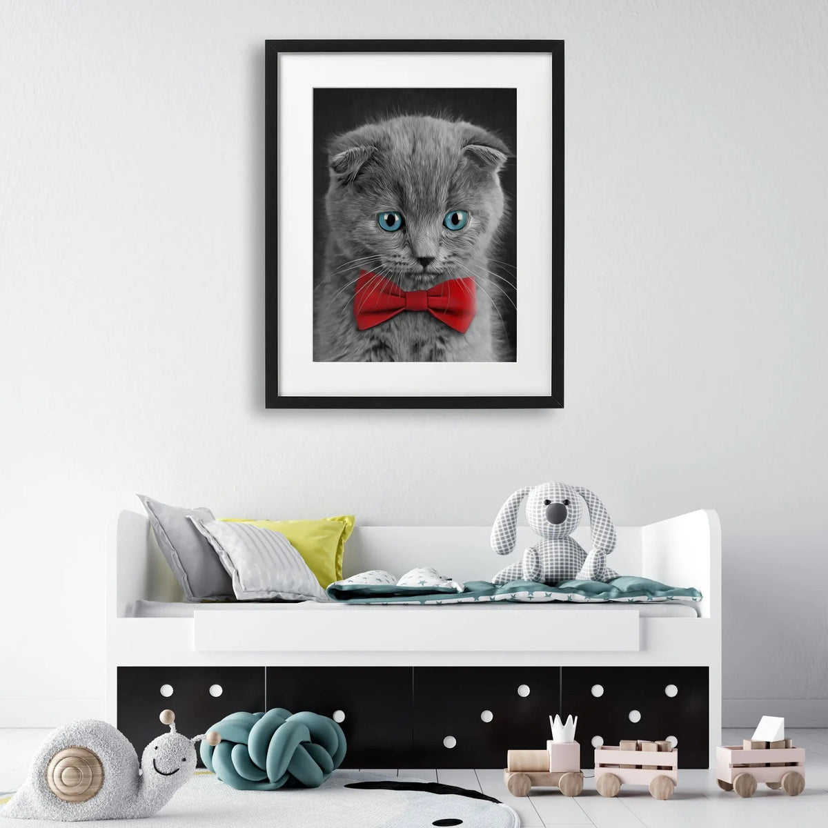 Tablou cu rama destinat copiilor care reprezinta o pictura moderna a unei pisici dragute cu ochi albastri si cu un papion rosu lovely kitten