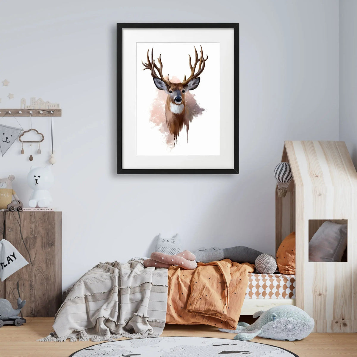 Tablou cu rama destinat copiilor care reprezinta o pictura acuarela a unui cerb cu coarne raspandite deer