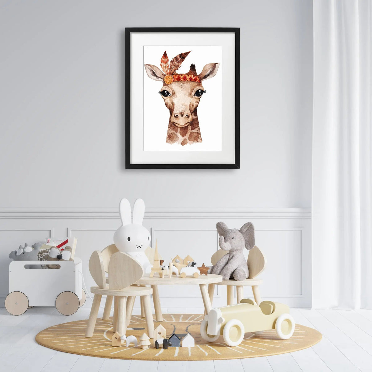 Tablou cu rama destinat copiilor care reprezinta un portret a unei girafe cu un design boho dragut cu pene giraffe portrait