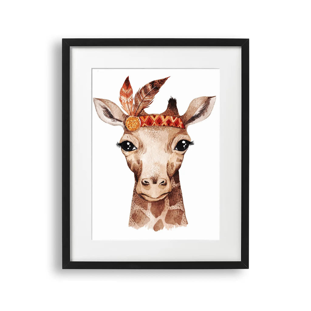 Tablou cu rama destinat copiilor care reprezinta un portret a unei girafe cu un design boho dragut cu pene giraffe portrait