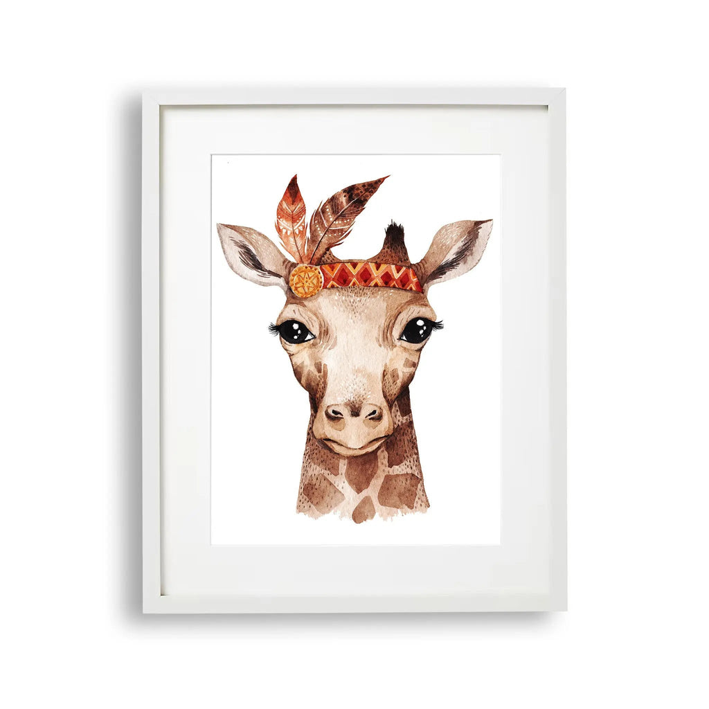 Tablou cu rama destinat copiilor care reprezinta un portret a unei girafe cu un design boho dragut cu pene giraffe portrait